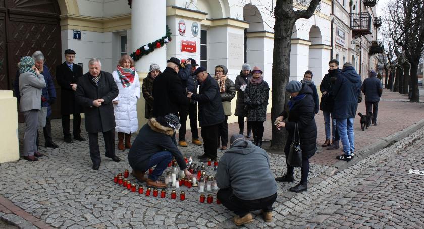 Mieszkańcy Łowicza oddali hołd zmarłemu prezydentowi Gdańska (ZDJĘCIA, VIDEO)
