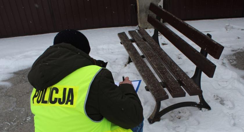 Kradzież ławki na Starym Rynku w Łowiczu. 60-latek usłyszał zarzut
