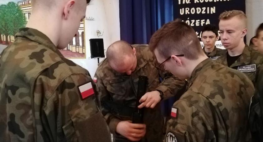 Uczniowie klas mundurowych z ZSP nr 1 na spotkaniu z 9 Łódzką Brygadą Obrony Terytorialnej