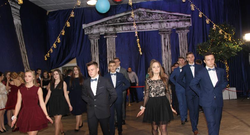 Uczniowie Gimnazjum nr 2 im.J.Wegnera w Łowiczu bawią się na balu! (FOTO, VIDEO)