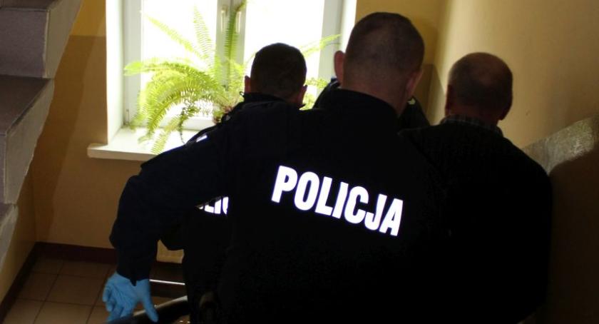 Łowickie: poszukiwany listem gończym 64-latek zaatakował kijem policjanta