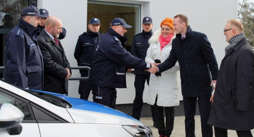 Policjanci z posterunku w Nieborowie otrzymali nowy radiowóz