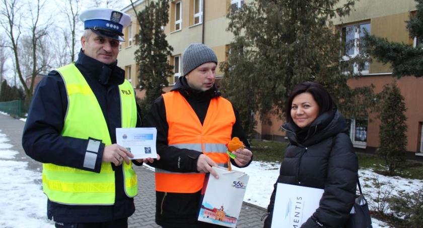 Bezpieczny mały pasażer: akcja edukacyjna przed SP nr 1 w Łowiczu