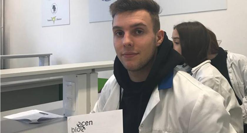 Uczniowie I LO zbadali swoje DNA w warszawskim BioCentrum