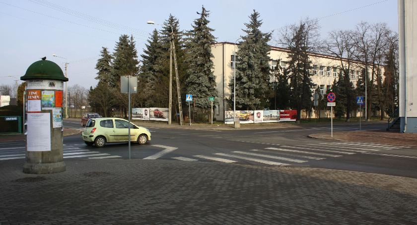 Na skrzyżowaniu przy komendzie policji w Łowiczu ma być bezpieczniej