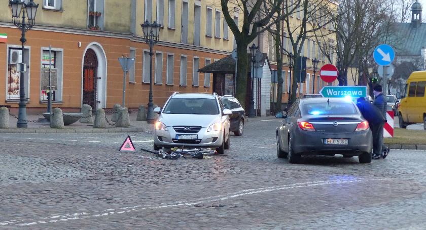 Wypadek w centrum Łowicza. Ranna 67-letnia rowerzystka