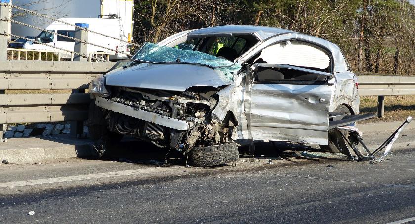 Groźny wypadek na DK nr 92 pod Łowiczem. Opel wjechał wprost pod tira