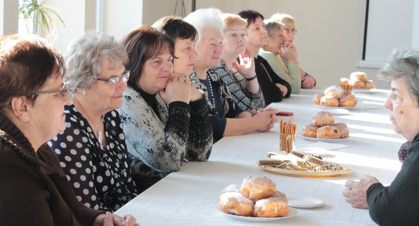 W Boczkach Chełmońskich seniorzy spotkali się przy pączku