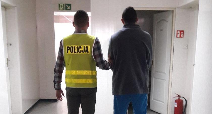 37-letni wandal z Łowicza w rękach policji. Obrzucił budynek butelkami z łatwopalną cieczą