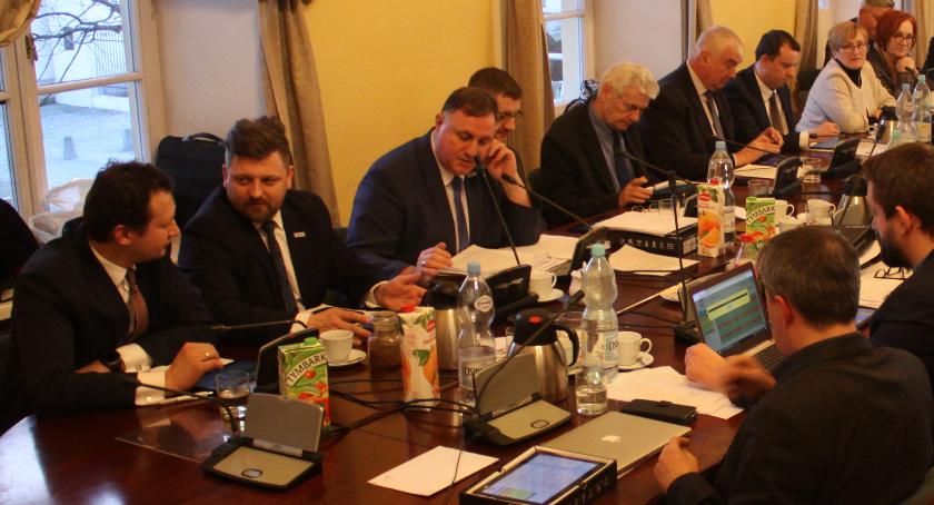 Do burmistrza Łowicza trafił wniosek ws. sprzedaży mieszkań komunalnych ich najemcom