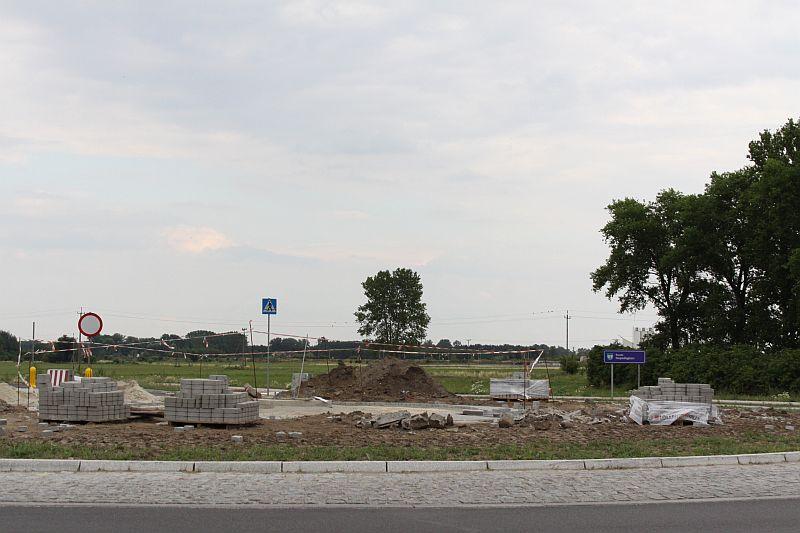 Trwa montowanie masztu na Rondzie Niepodległości