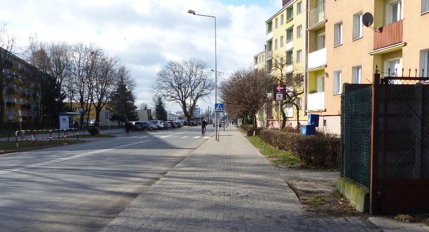 Zakaz zatrzymywania się nie zniknie z ul. Sikorskiego w Łowiczu 
