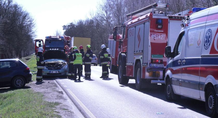 Utrudnienia na drodze między Łowiczem a Skierniewicami. Zderzenie osobówki i tira
