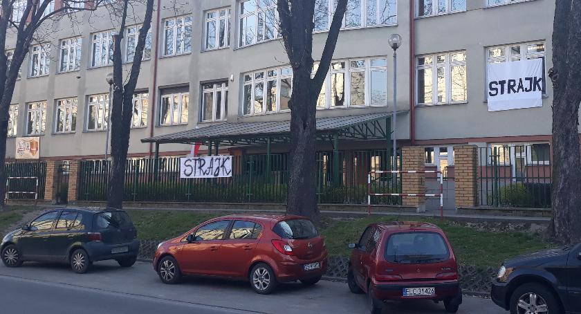 Strajk nauczycieli w Łowiczu - aktualizacja. SONDA