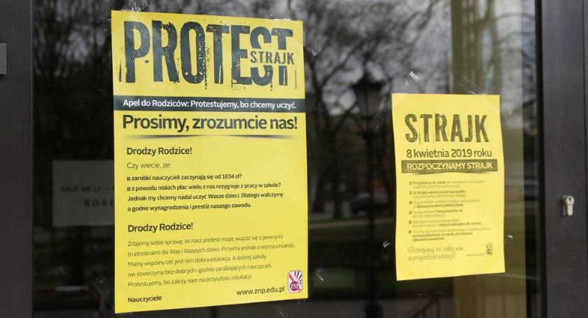 Oficjalne stanowisko starosty łowickiego. Strajkujący nauczyciele nie otrzymają wynagrodzenia