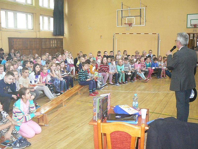 Pisarz Wojciech Widłak spotkał się małymi czytelnikami