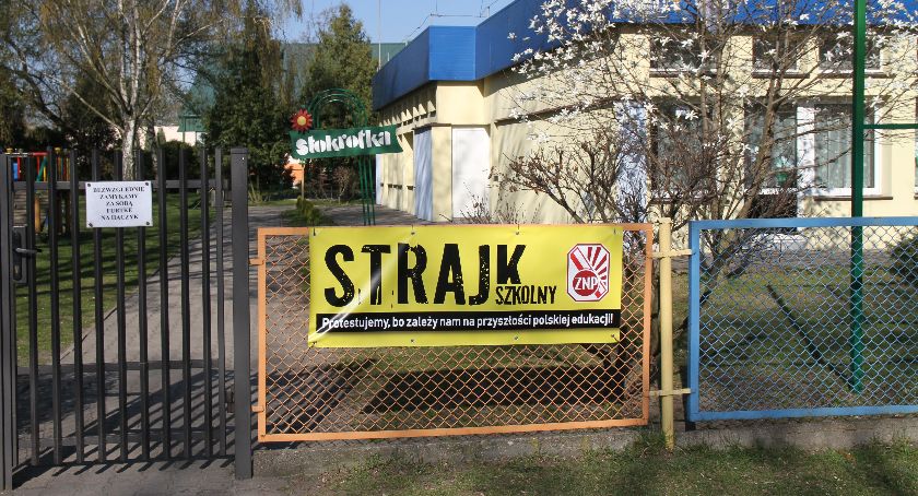 Większość nauczycieli w miejskich przedszkolach zawiesiła strajk i wróciła do pracy