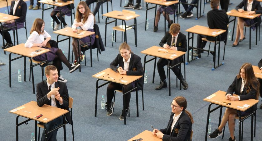 Trzeci dzień egzaminu ósmoklasisty w Łowiczu (ZDJĘCIA)