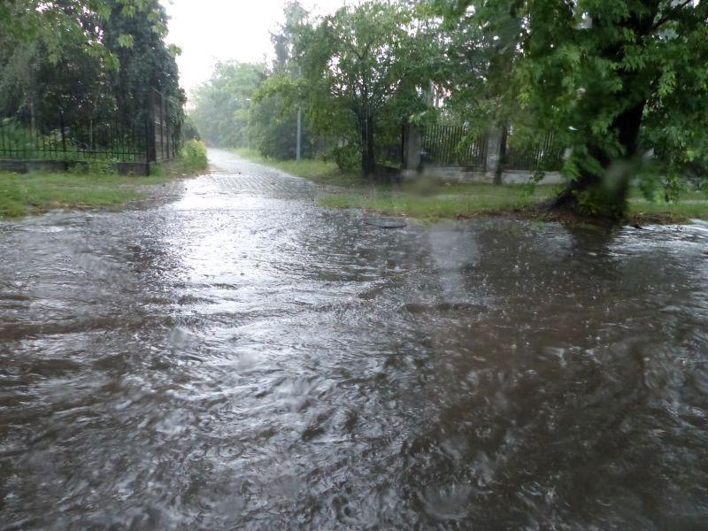 Zalane ulice po nawałnicy nad Łowiczem