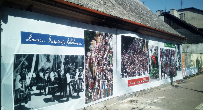 Na ul. Zduńskiej zawisły nowe banery „Łowicz inspiruje folklorem”
