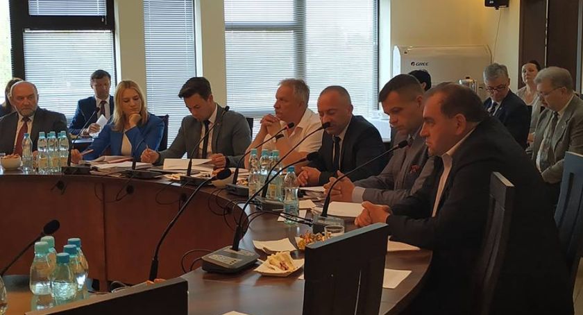 Rada Powiatu Łowickiego przyjęła uchwałę o wprowadzeniu Samorządowej Karty Praw Rodzin