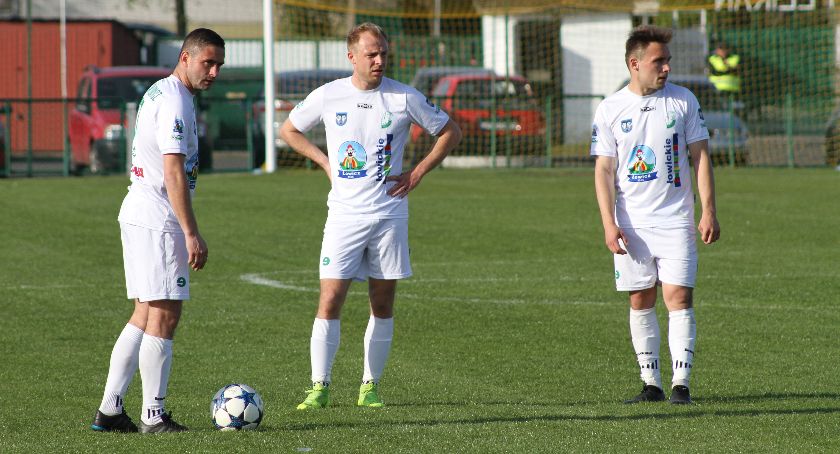 Niewykorzystany rzut karny i minimalna porażka Pelikana z liderem