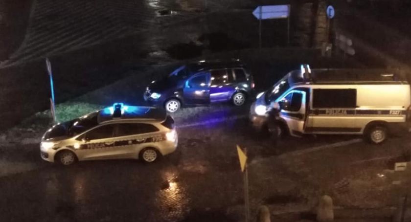 Nocny pościg za pijanym kierowcą w Łowiczu. Gdy uciekał, spowodował kolizję drogową (VIDEO)