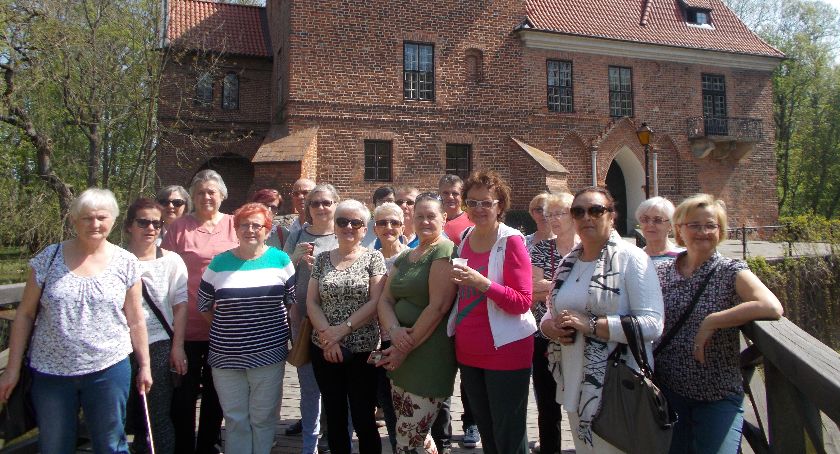 Słuchacze Łowickiego Uniwersytetu Trzeciego Wieku na wycieczce w Oporowie i Uniejowie
