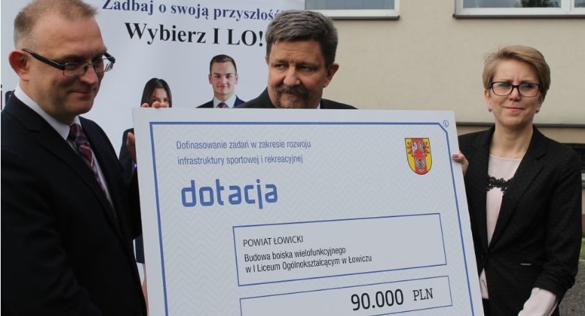 Łowicz: I LO z dotacją na remont boiska