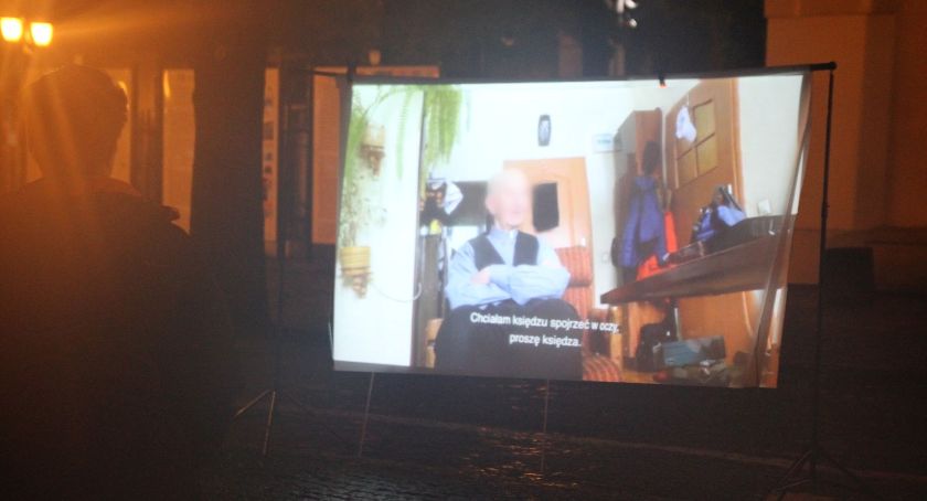 Konferencja Wiosny i seans filmu „Tylko nie mów nikomu” przed bramą łowickiej katedry (VIDEO)