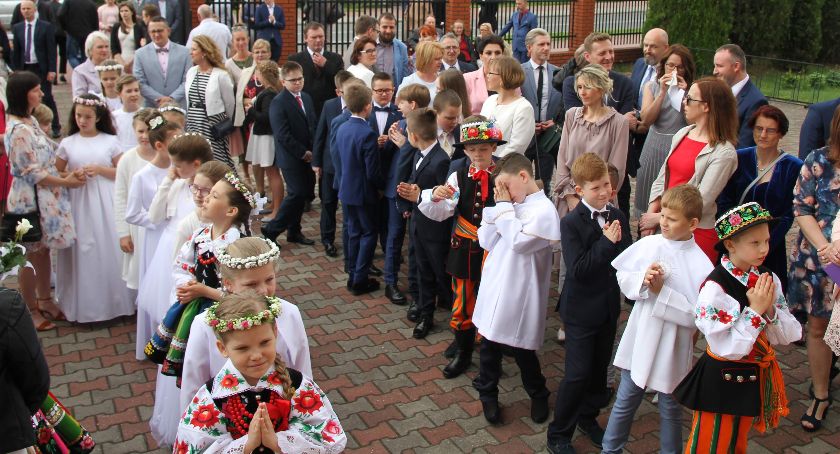 Przyjmują Chrystusa do serca - Pierwsza Komunia Święta w parafii Chrystusa Dobrego Pasterza w Łowiczu