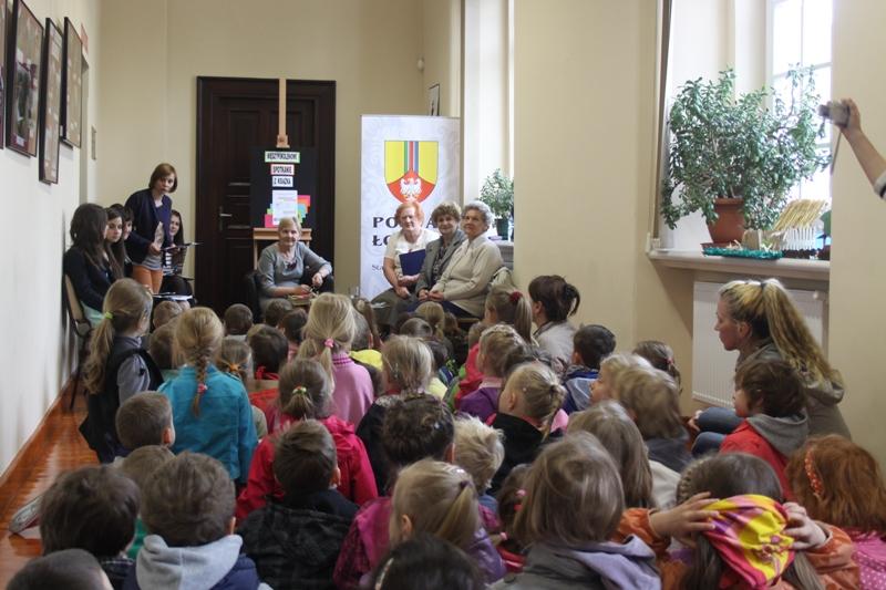 Czytały dzieciom w bibliotece