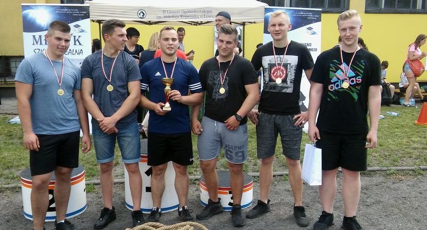Uczniowie ZSP nr 1 zwyciężyli w zawodach przeciągania liny