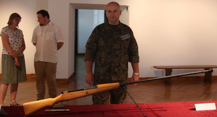 Muzeum w Łowiczu: prezentacja broni odnalezionej na placu budowy. Jest wśród nich perełka (ZDJĘCIA)