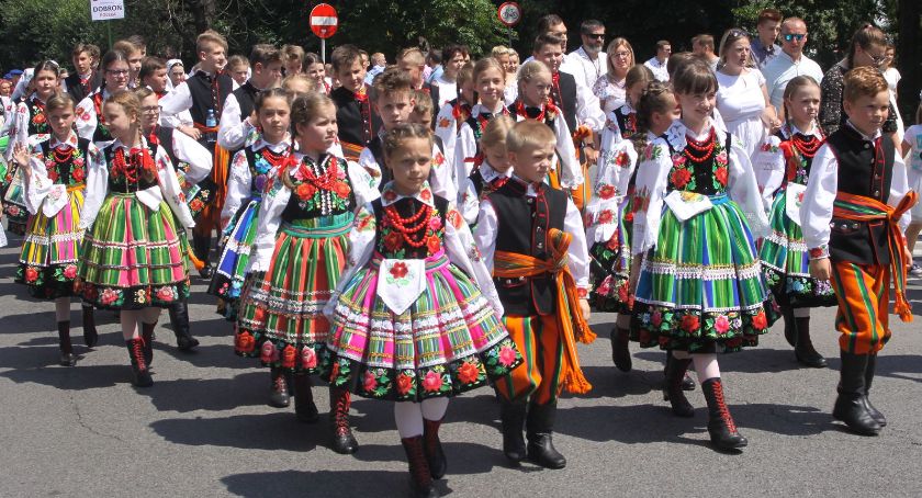 Łowicz: barwny korowód pasiaków i folklorystyczne atrakcje na Nowym Rynku (DUŻO ZDJĘĆ, VIDEO)