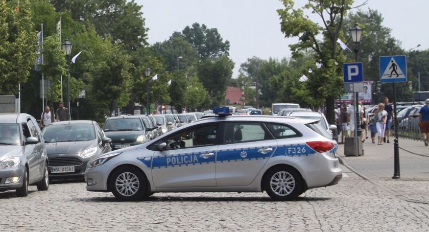 Łowicz: 42-latka zostawiła psa w samochodzie. Wycieńczone zwierzę uratowali policjanci