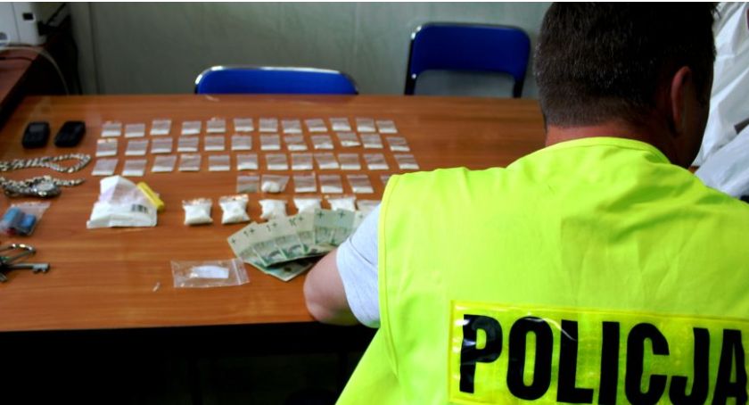 Blisko ćwierć kilograma narkotyków w mieszkaniu 36-latka z Łowicza. Mężczyzna trafił do aresztu