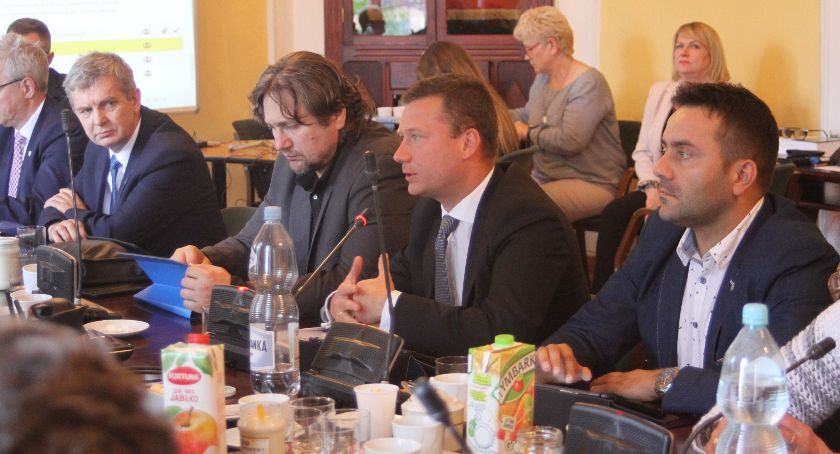 Łowicz: radni opozycji chcą, aby miejskie jednostki publikowały rejestr zawieranych umów. Jest odpowiedź burmistrza