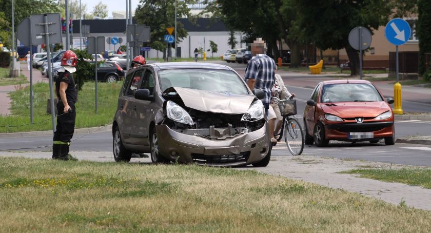 Kolizja drogowa w Łowiczu. Przy Medyku zderzyły się dwa auta