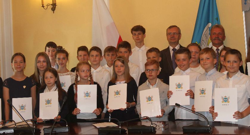 Stypendia dla najzdolniejszych uczniów w Łowiczu rozdane (FOTO)