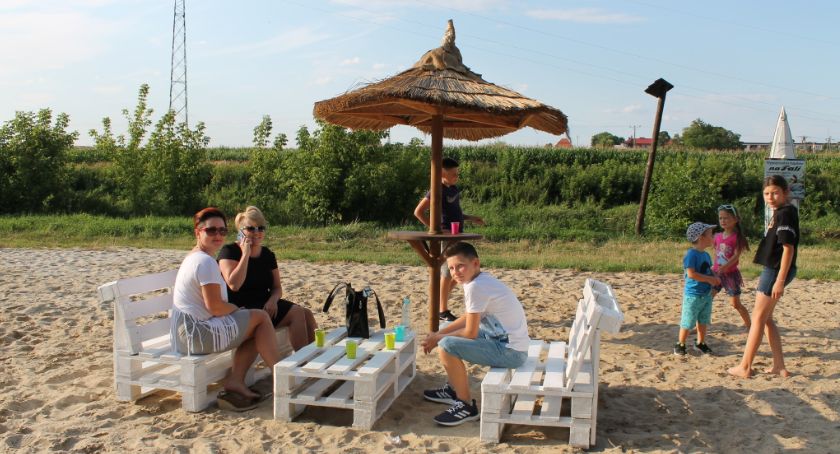 W dechę mebelki stanęły na miejskiej plaży w Łowiczu