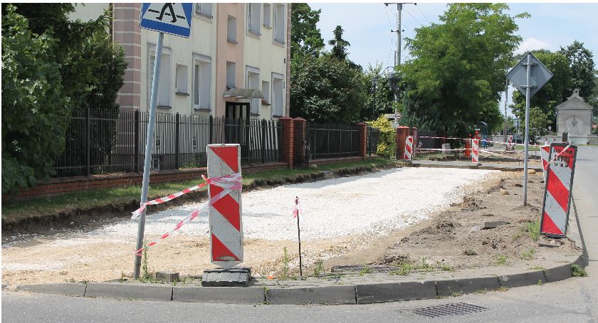 Ruszyła budowa ścieżki pieszo-rowerowej wraz z przebudową ul. Topolowej w Łowiczu