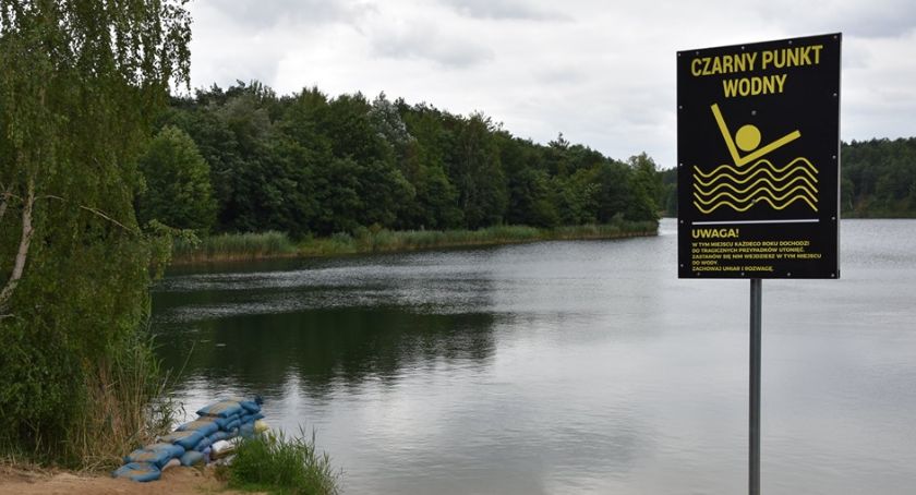 Czarny punkt wodny przy kąpielisku w Guźni