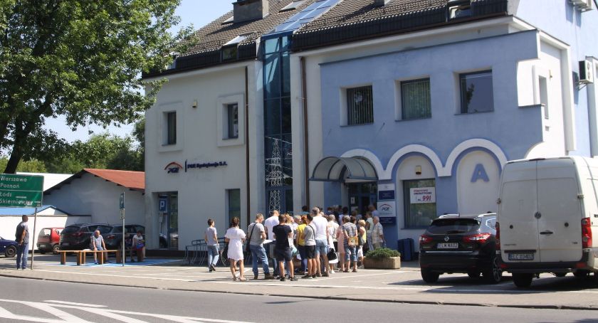 Przedsiębiorcy tłoczą się pod Zakładem Energetycznym w Łowiczu. Chodzi o ceny za prąd