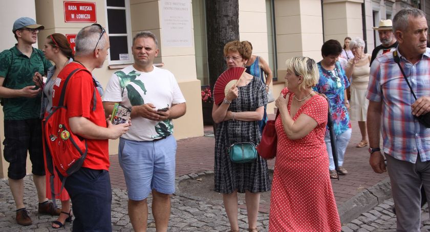Spacer z przewodnikiem PTTK szlakiem klasycyzmu w Łowiczu (ZDJĘCIA, VIDEO)