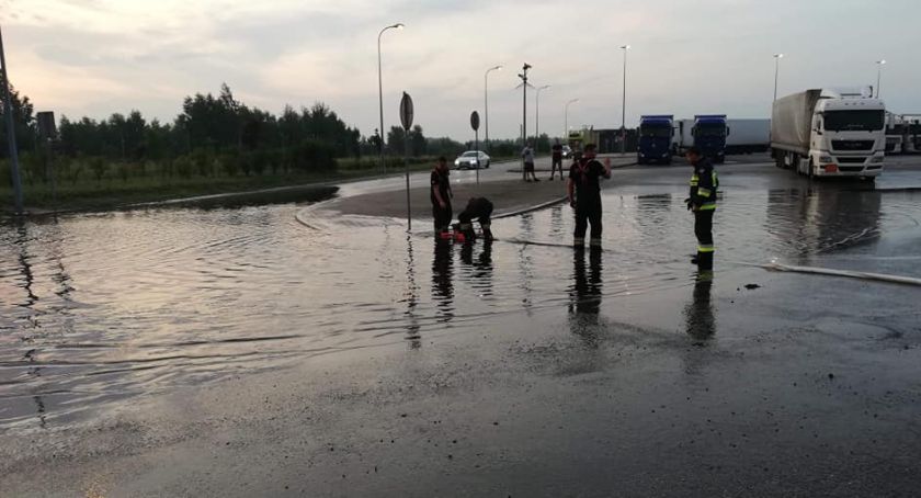 Ulewa nad Łowiczem i okolicami. Zalane piwnice i MOP-y na autostradzie A2