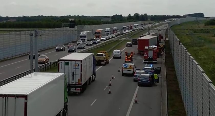 Wypadek z udziałem trzech pojazdów ciężarowych na A2