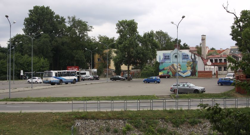Skarga na burmistrza Łowicza. Mieszkańcy kamienicy w centrum miasta mają dość imprez na parkingu za ratuszem