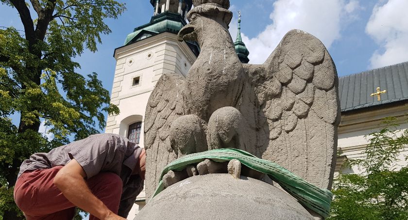 Demontaż elementu pomnika Synom Ziemi Łowickiej Bojownikom o Niepodległość (VIDEO)