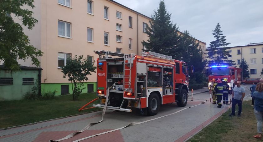 Pożar na os. Szarych Szeregów w Łowiczu. Ewakuowano ponad 40 mieszkańców